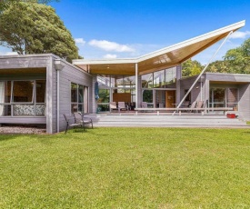 Lakeside Landing - Lake Tarawera Holiday Home