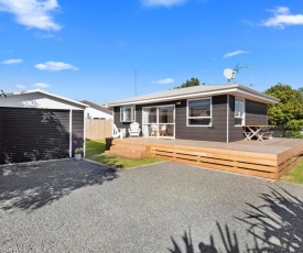 The Black Bach - Mt Maunganui Holiday Home