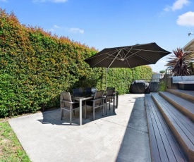 Range Beach Retreat - Papamoa Holiday Home