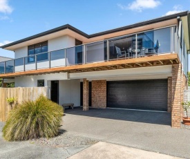 Sparkling Ocean Views - Papamoa Holiday House