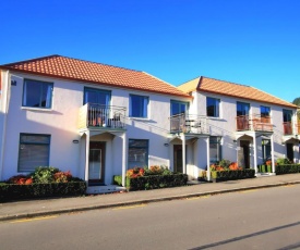 Les Troupes Apartments