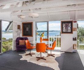 Christchurch - Art space, sea views, private