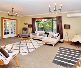 Racecourse Villa - Christchurch Holiday Home