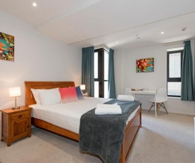 Colourful Bright Studio, Queens Resid, Pool & Gym!