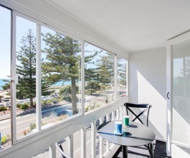 Marilyn At The Beach - Napier Holiday Apartment