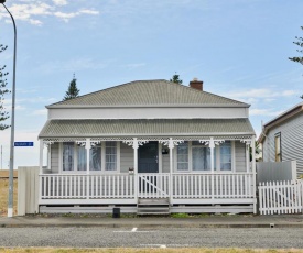 Sun Seeker's Cottage - Napier Holiday Home