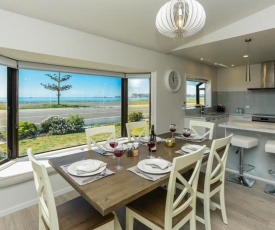 The Esplanade 98 - Westshore Holiday Home