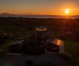 Idyllic ocean front beach house - Waikawa Beach