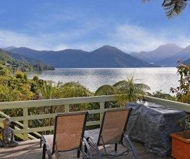 Mahakipawa Hideaway - Marlborough Sounds Holiday Home