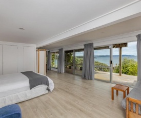 Tapuaetahi Beachfront Studio - Downstairs Self-Contained Holiday Unit