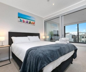 Modern CBD Apartment with Study! Great Location