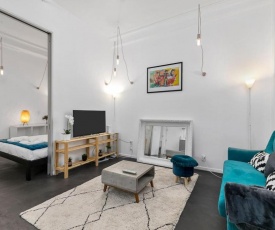 Newly-Decorated One Bedroom on Queen Street, CBD!