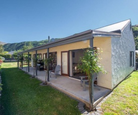 Eureka Cottage - Arrowtown Holiday Home