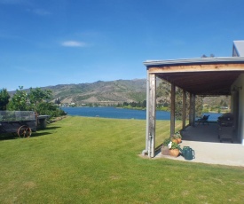 Cromwell Lakeside B n B