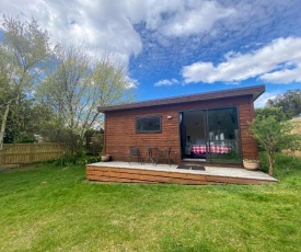 Delightful Lake Hawea Cabin with Mountain Views