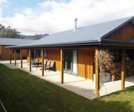 Spacious Lake Hawea Delight- 15 Mins from Wanaka