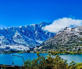 Awesomely Cozy Queenstown Home with a View