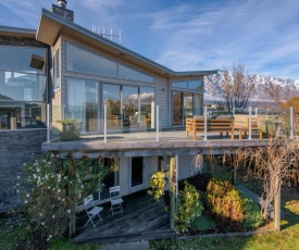 Lake Views on Yewlett - Queenstown Holiday Home