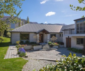 Lakes Retreat - Queenstown Holiday Home