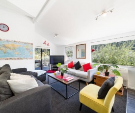 Modern Family Home CBD 1 min walk