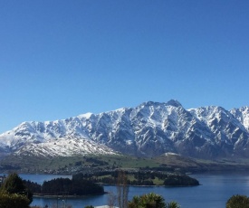 Remarkable Lake View Townhouse Queenstown Hill