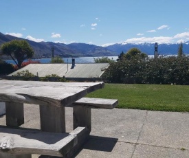 52sq Hawea Apartment, Lake and Mountain views!!