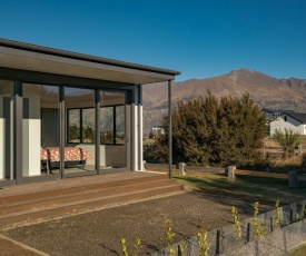 Bull Ridge Retreat - Wanaka Holiday Home