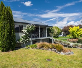 Lake and Mountain Views - Wanaka Holiday Home