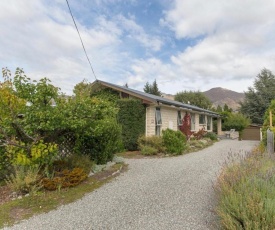 Lake Getaway - Wanaka Holiday Home