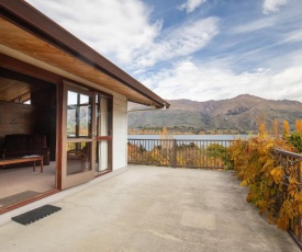 Lakeside Escape - Wanaka Holiday Bach