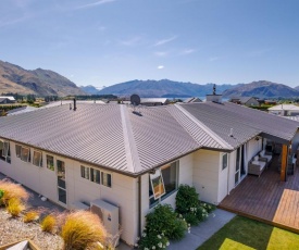 Lakeside Luxury - Wanaka Holiday Home