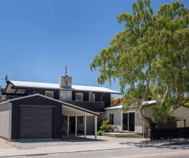 Renovated Wanaka Classic with Lake Views