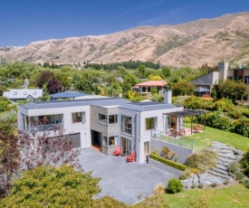 Sargood Splendour - Wanaka Holiday Home