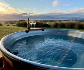 Fiordland Eco-Retreat -- Panoramic Views -- Hot Tub