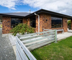 Pae Whenua Retreat - Te Anau Holiday Home