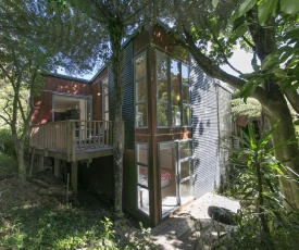 Ted's Cottage near Little Oneroa Beach by Waiheke Unlimited