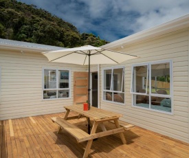 Sun Seeker Bach - Ferry Landing Holiday Home