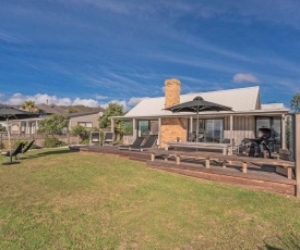 Absolute Beachfront Matarangi - Matarangi Holiday Home