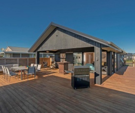 Black Beauty Retreat - Matarangi Holiday Home