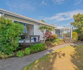 Manuka Bach - Matarangi Holiday Home