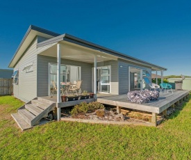 Modern Family Beach House - Matarangi Holiday Home