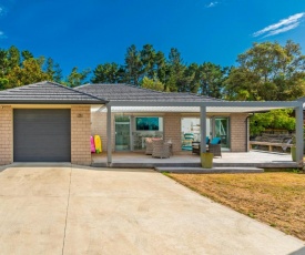 Rose's Beach Pad - Matarangi Holiday Home