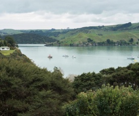 Bay View Beach House - Raglan Holiday Home