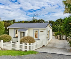 Kowhai Cottage & Studio - Raglan Holiday Home