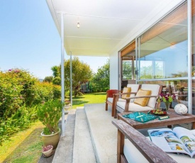 Lorenzen Bay Bungalow - Raglan Holiday Home