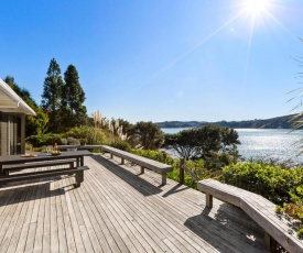 Paradise Lookout - Raglan Holiday Home