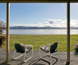 Lakeside Vistas Magic - Rainbow Point Holiday Home on the Waterfront