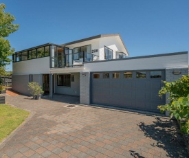 The Family Bach - Tairua Holiday Home