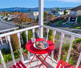 Golden Views on Golders - Hot Tub & Lake Views