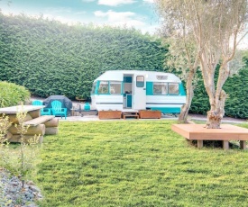 MountViews Glamping- retro caravan getaway